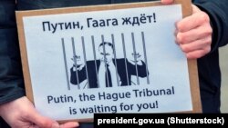 Нідерланди. Плакат «Путіне, Гаазький трибунал чекає на тебе!» на акції проти агресії Росії щодо України. Амстердам, 6 березня 2022 року