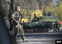Проросийские боевики в украинском Донецке. 23 апреля 2015 года.