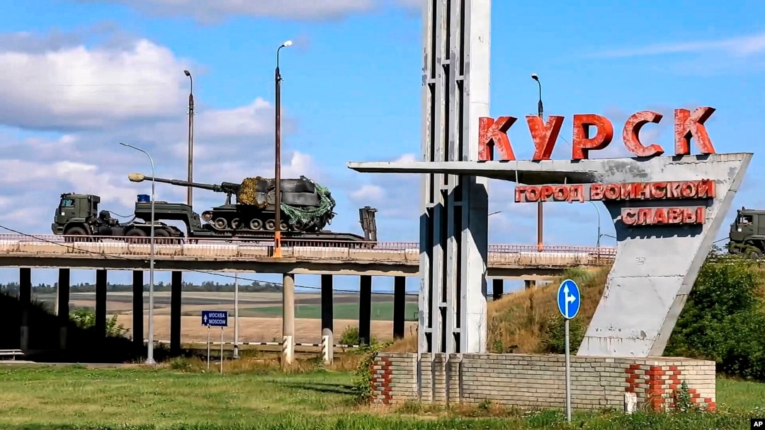 Російська військова колона рухається для бою з українськими військами у Суджанському районі Курської області Росії, 9 серпня 2024 року