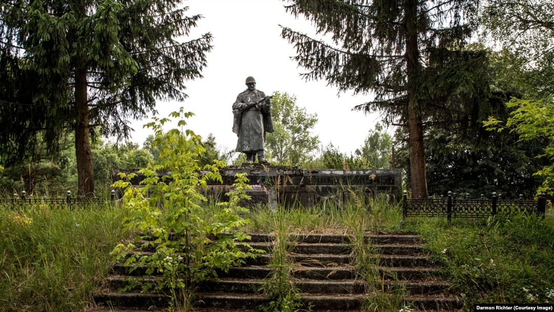Trideset pet godina nakon zloglasne nuklearne katastrofe u sovjetskoj Ukrajini, fotograf je otkrio prognane i često pažljivo održavane spomenike iz Drugog svetskog rata smještene u šumama zone isključenja u Černobilu.