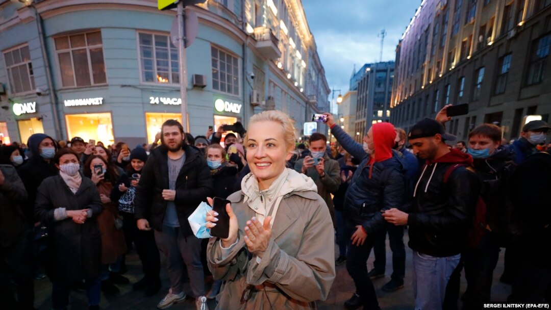 Ljudi plješću Juliji Navalnoj, supruzi ruskog zatvorenog lidera opozicije Alekseja Navaljnog, tokom protestnog skupa u Moskvi, 21 April 2021.