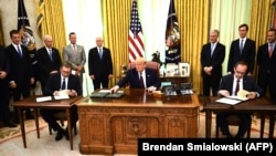 Potpisivanje Vašingtonskog sporazuma u septembru '20. Tadašnji predsednik SAD Donald Tramp u sredini, levo presednik Srbije Aleksandar Vučić, desno tadašnji premijer Kosova Avdulah Hoti.
