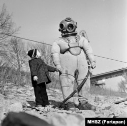 A diver on the Danube between underwater shifts in 1965.