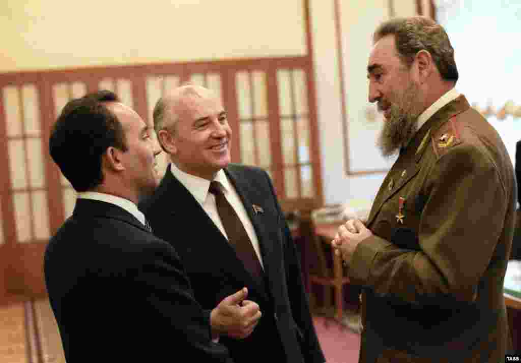 گورباچف با فیدل کاسترو رئیس جمهور کوبا در کرملین در مارچ 1986. در همان سالی بود که گورباچف ابتکار عمل خود را برای پرسترویکا (تجدید ساختار) آغاز کرد، که امیدوار بود سبب "ابتکار و تلاش خلاقانه" شود و به اقتصاد راکد شوروی کمک کند. 