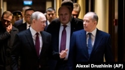 Лідер РФ Володимир Путін (ліворуч) розмовляє з директором Федеральної служби безпеки (ФСБ) Олександром Бортниковим, 20 лютого 2020 року