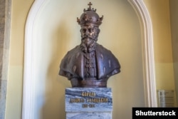 Скульптура короля Русі Данила в будівлі Львівської ратуші