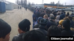 Орусиядагы "Сахарово" миграциялык борборунун алдында кезек күткөн мигранттар. Иллюстрациялык сүрөт.