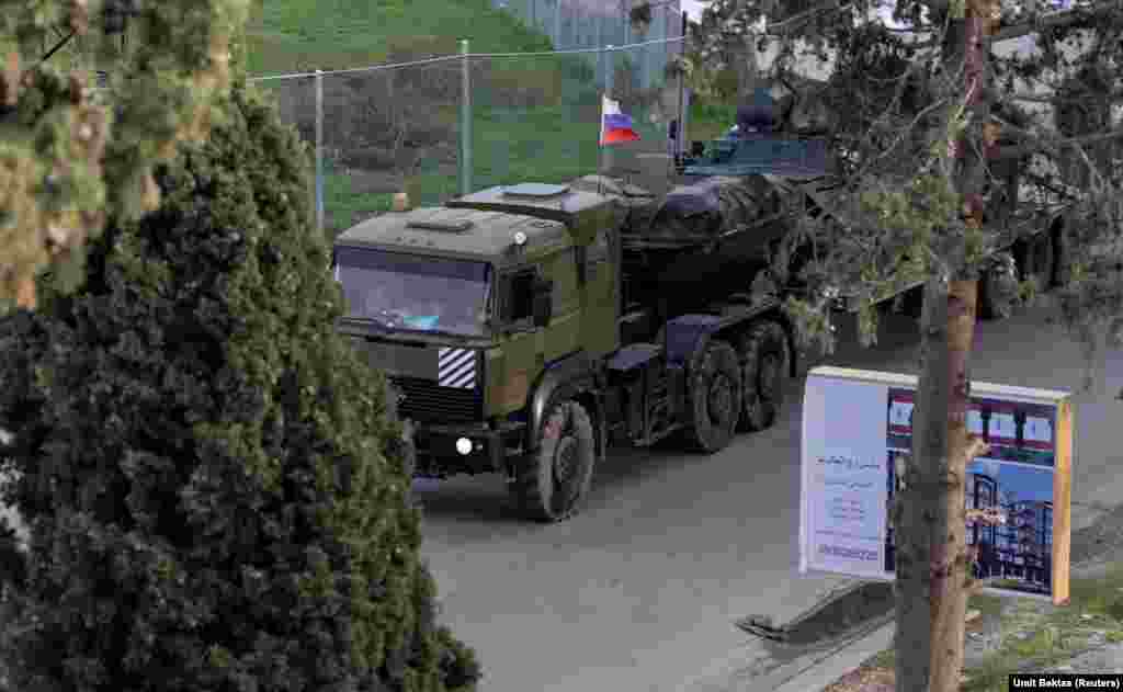 Російський військовий автомобіль біля в&#39;їзду на авіабазу Хмеймім. Сирія, 15 грудня 2024 року Це фото &ndash; одне зі свіжих кадрів, знятих&nbsp;біля цієї російської бази &nbsp;Умітом Бектасом, турецьким фотокореспондентом, який працює в агенції Reuters. Він розповів Радіо Свобода про ситуацію на цьому військовому об&#39;єкті Росії у Сирії