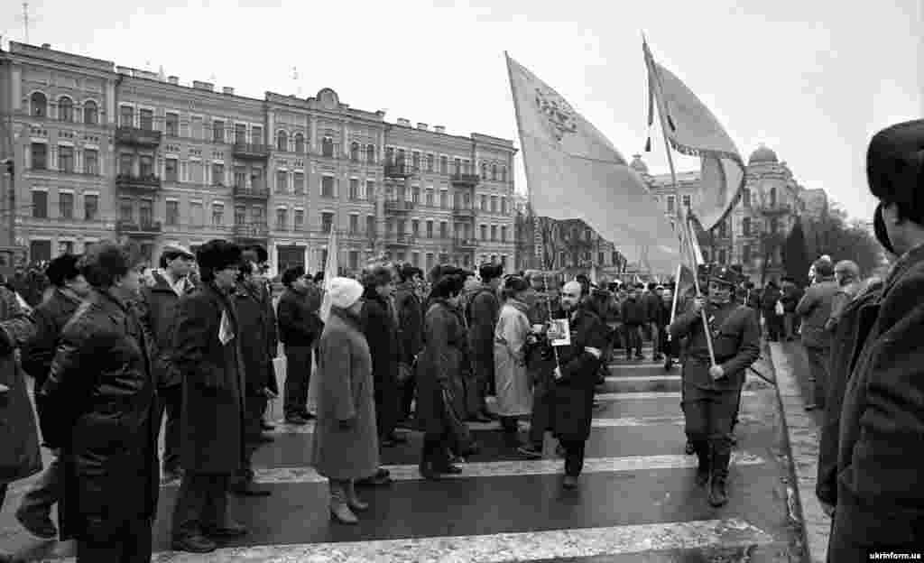 Під час відзначення історичного Акту Злуки УНР і ЗУНР у Києві. На світлині попереду з прапором та у формі січового стрільця – співак Віктор Морозов, а інший прапороносець – громадський активіст Орест Карелін