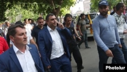 Կարեն Գրիգորյանը (կենտրոնում) գնում է միանալու իր աջակիցների հանհահավաքին, Էջմիածին, 16-ը հունիսի, 2018թ.