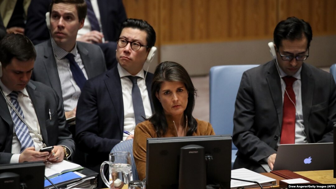 Ambasadorica Sjedinjenih Država pri Ujedinjenim narodima Nikki Haley na sjednici Vijeća sigurnosti UN-a