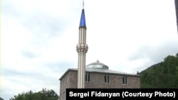 The minaret at the Chela mosque, before its removal