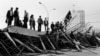 Люди стоять на барикаді біля Білого дому у Москві. 21 серпня 1991 року