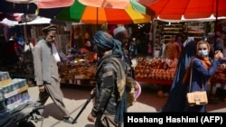 آرشیف، یک طالب مسلح حین گشت‌وگذار در مندوی شهر کابل