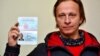 Російський актор Іван Охлобистін отримує так званий «паспорт» угруповання «ДНР», що визнане в Україні терористичним