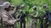 Ілюстративне фото. Американський солдат з українськими військовослужбовцями під час спільних навчань на Яворівському полігоні, Україна, 14 травня 2015 року
