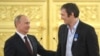 Президент России Владимир Путин (слева) приветствует капитана Александра Овечкина во время встречи с игроками, тренерами и официальными лицами сборной России — победителями чемпионата мира по хоккею с шайбой среди мужчин 2014 года во время церемонии награждения в Кремле 