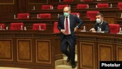 Нікол Пашинян у напівпорожній залі парламенту йде виступати з приводу його «призначення», яке було домовлено провалити, 3 травня 2021 року