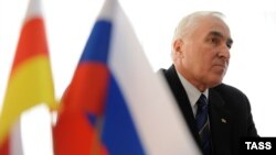 Югоосетинский лидер на днях побывал с рабочим визитом в российской столице. Однако результаты поездки Леонида Тибилова в Москву оказались неубедительными