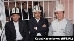 Камчыбек Ташиев, Садыр Жапаров жана Талант Мамытов cот залында.