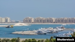 در امارات متحده عربی حدود سه و نیم میلیون تن از اتباع هند زنده گی می کنند