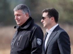 Попри заяви президента Володимира Зеленського (п) про політичні наслідки, Арсен Аваков продовжує керувати МВС