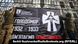Під час акції «Нагадаємо, хто винен у смертях мільйонів українців», біля посольство Росії в Україні. Київ, 23 листопада 2019 року