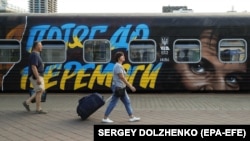 Поїзд під назвою «Потяг до Перемоги» на залізничному вокзалі в Києві, 23 серпня 2022 року. «Укрзалізниця» присвятила цей потяг тимчасово окупованим територіям України і подвигам українців у війні з Росією