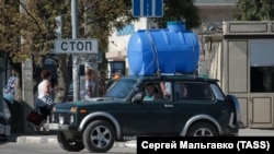 Експерти прогнозують, що дефіцит води триватиме. На фото: машина з ємністю для набору води у Сімферополі, серпень 2020 року