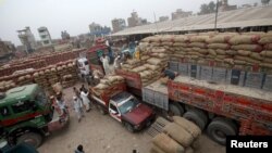 ناصر خان وايي،له تورخم او چمن پرته پر کرښه يو شمېر نورې داسې لارې دي چې اوس هم تړل شوي چې له کبله يې ځايې اقتصاد متاثره شوی دی.