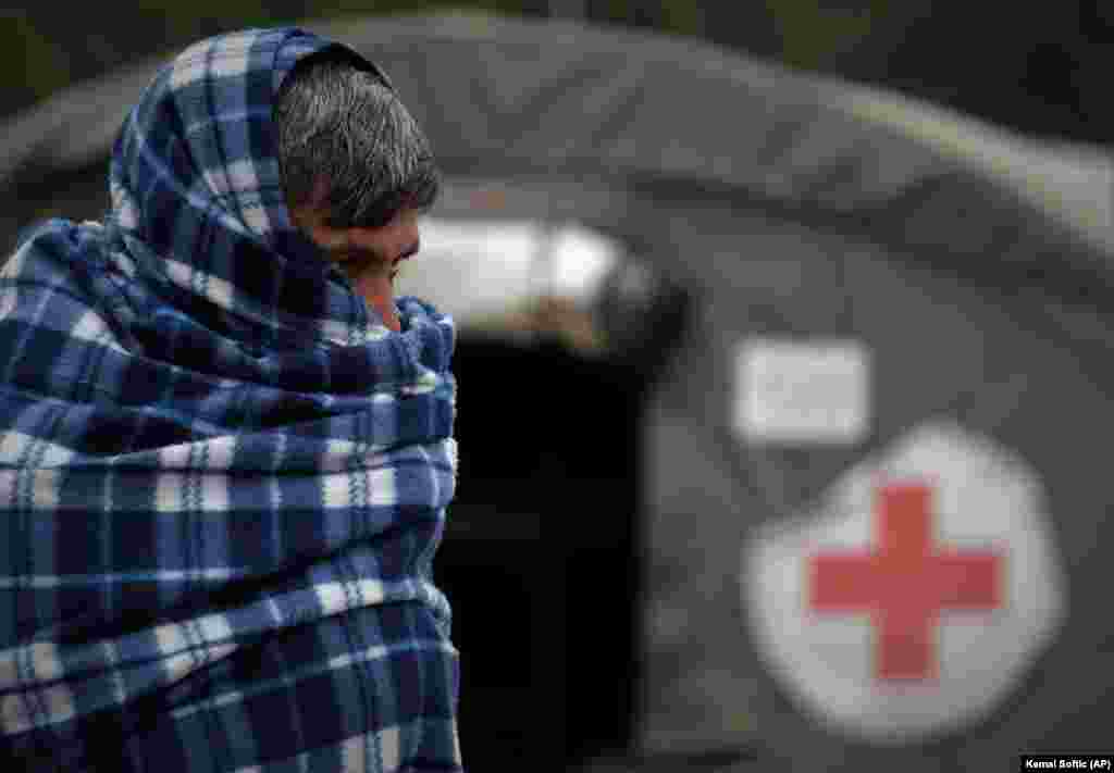 Migrant čeka da primi dozu vakcine AstraZeneca u kampu Lipa izvan Bihaća u Bosni i Hercegovini.