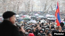 Лидер оппозиционного «Движения за спасение Отечества» Вазген Манукян выступает на митинге на площади Свободы в Ереване, 20 февраля 2021 г.