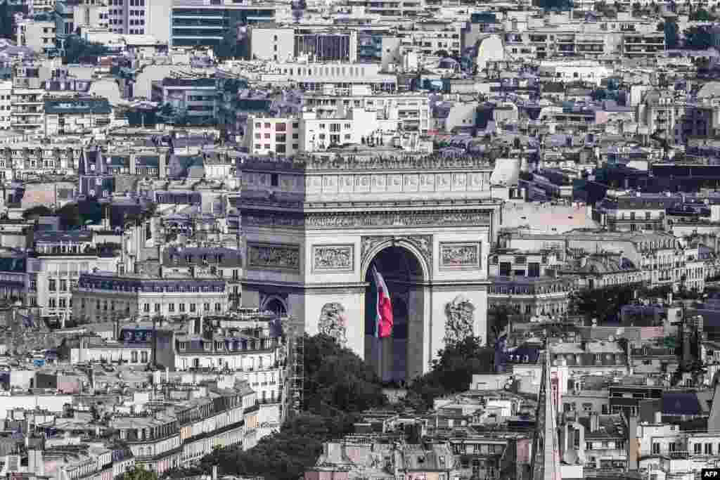 Arcul de Triumf cu steagul francez, văzut de pe acoperișul Turnului Montparnasse din Paris - 14 iulie 2025.Căderea Bastiliei, în această zi din 1789, a reprezentat momentul de început pentru Revoluția franceză, care a dus în cele din urmă la alungarea monarhiei.