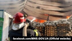 Участь у гасінні пожежі беруть 45 рятувальників і 11 одиниць техніки ДСНС
