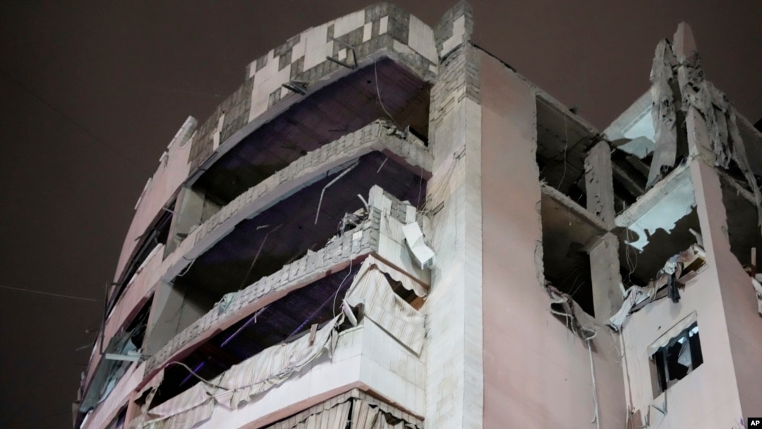 Jedna od oštećenih zgrada nakon izraelskog udara na južno predgrađe Bejruta, Liban, 1. aprila 2025.