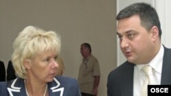 Dolidze (right) with Terhi Hakala, head of the OSCE Mission to Georgia, in July 2008