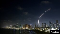 Presretnute rakete lansirane iz Irana, snimljeno iz Tel Aviva, Izrael, 13. juna 2025. Reuters/Jamal Awad
