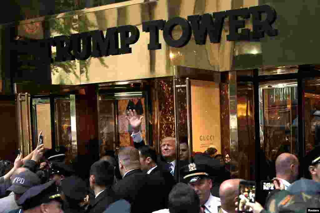 Трамп приветствует сторонников в Манхеттене, недалеко от башни Трампа 8 октября 2016 года&nbsp;