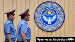 Милиционеры у здания ГКНБ КР. Иллюстративное фото.
