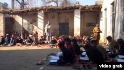 دا د خيبر پښتونخوا په شبقدر کې ۱۰۰ کاله زوړ سکول دی. پخوانی انځور