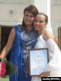 Элеонора Дәүләтова (у) һәм Гүзәл Латипова