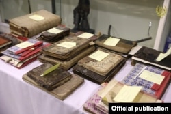 سیال کاکړ خپلې قلمي نسخې د افغانستان علومو اکاډمۍ ته سپارلې وې.