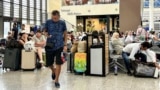 Пассажиры в зоне ожидания аэропорта Сочи во время задержек рейсов из-за атаки беспилотников в ночь с 23 на 24 июля.