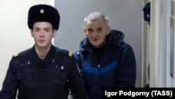 «Юрій Дмитрієв відомий своєю роботою з виявлення жертв радянського терору в Карелії, де десятки тисяч людей були розстріляні і вбиті без суду і слідства і поховані в братських могилах» – генеральний секретар Норвезького Гельсінського комітету Гейр Хеннеланд