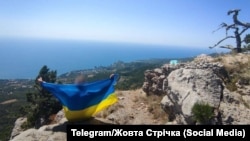 Підняття українського прапора на горі Шаан-Кая біля Алупки, Крим. Акція руху спротиву «Жовта Стрічка» (ілюстративне фото)