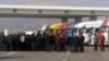 Bakuwyň halkara deňiz portunda Türkmenistanyň Azerbaýjandaky ilçihanasynyň resmileri türkmen ýük ulag sürüjileri bilen duşuşýarlar. 8-nji ýanwar, 2020 ý.