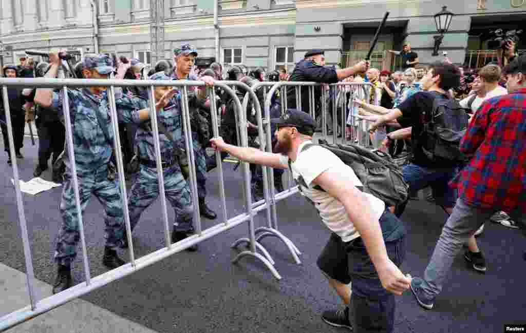 Scuffles took place in Moscow, where around 2,000 protesters reportedly started marching toward the Kremlin before being stopped by metal barriers and lines of police. 