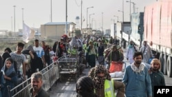 افغانستانی‌های بازگشته از ایران در گذرگاه پل ابریشم در ولایت زرن