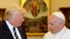 Президент США Дональд Трамп під час зустрічі із папою Римським Франциском. Ватикан, 24 травня 2017 року