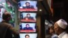 د پاکستان ځېنې اوسېدونکي د وزیراعظم عمران خان وینا ویني